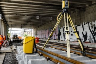 Les CFF vont remplacer quatre aiguillages en gare de Fribourg au cours de cette semaine. KEYSTONE/JEAN-CHRISTOPHE BOTT